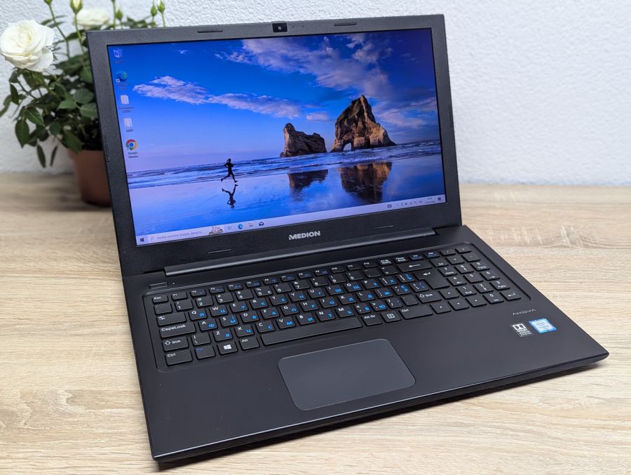 Ноутбук Б/В Medion Akoya S6421, Intel Core i5-6200U, DDR3 8GB, SSD 128GB + HDD 320GB, 15.6" Full HD