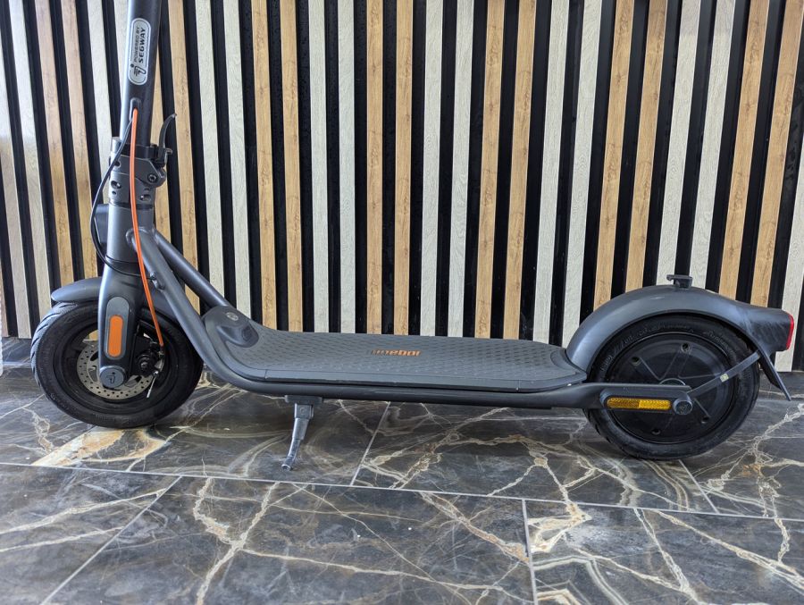 Б/В Електросамокат Segway Ninebot KickScooter F2 Plus (модель 051202E) [ProductHub SKU 051202E]