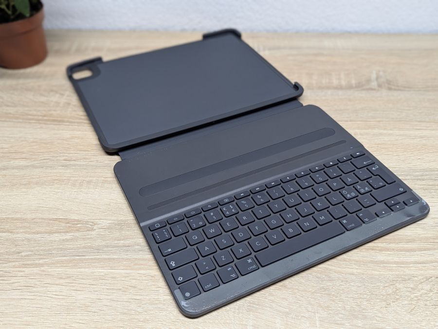 Б/В Чохол-клавіатура Logitech Slim Folio Pro для iPad Pro 1-2покоління YR0070