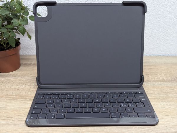 Б/В Чохол-клавіатура Logitech Slim Folio Pro для iPad Pro 1-2покоління YR0070