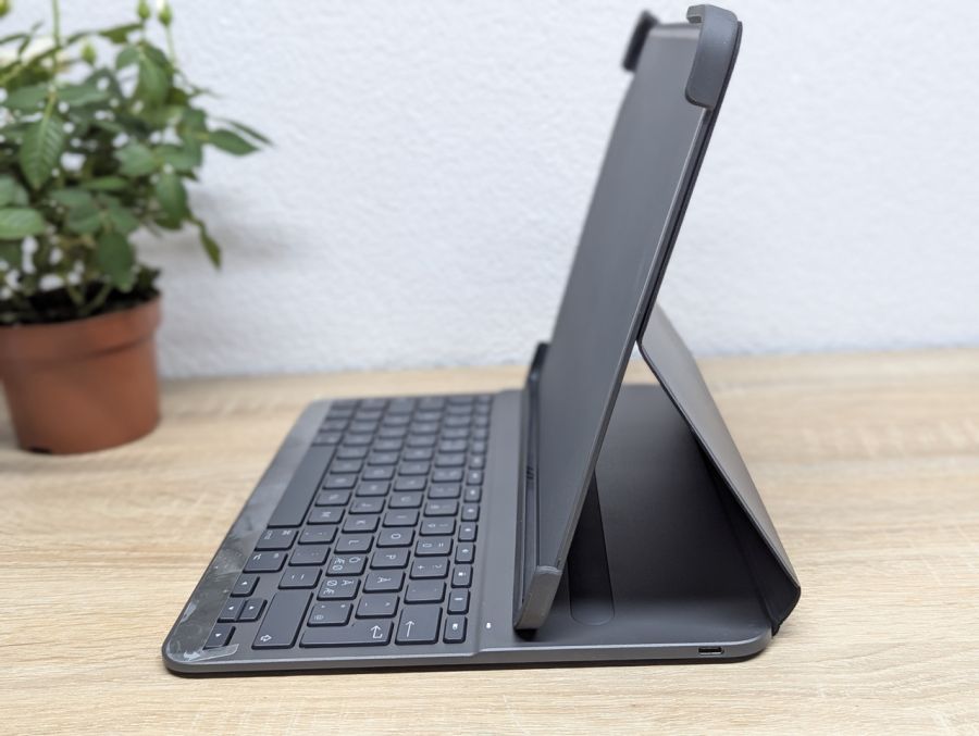 Б/В Чохол-клавіатура Logitech Slim Folio Pro для iPad Pro 1-2покоління YR0070