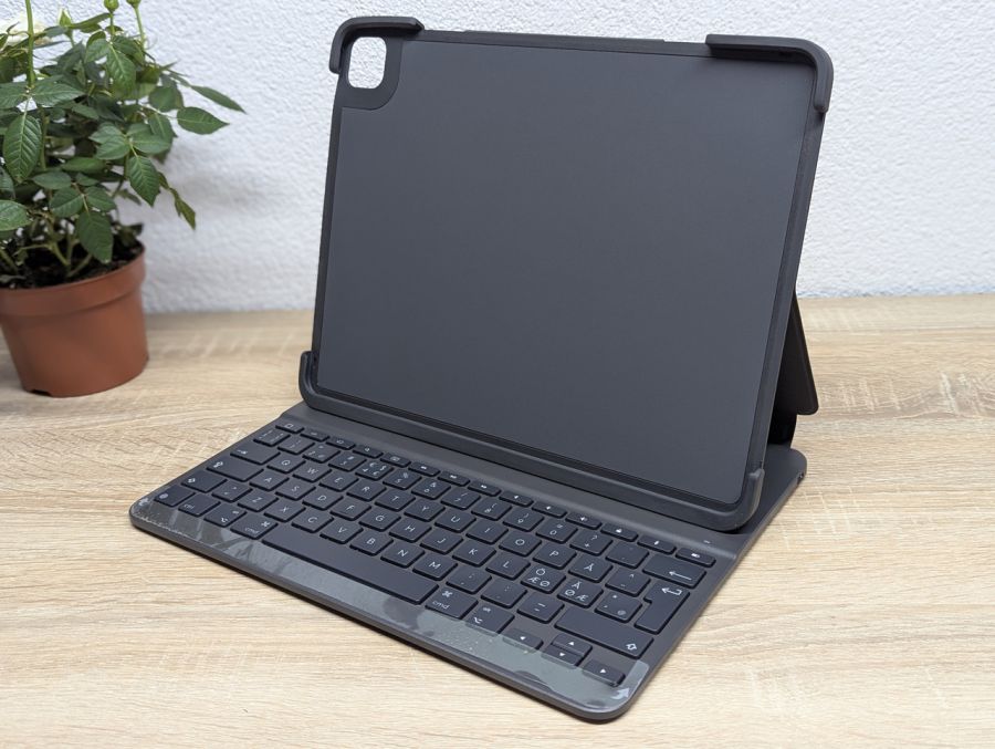 Б/В Чохол-клавіатура Logitech Slim Folio Pro для iPad Pro 1-2покоління YR0070