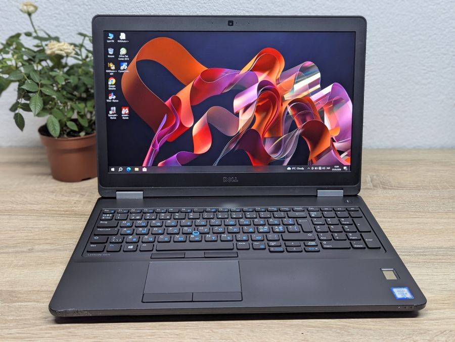 Уцінка! Ноутбук Б/В Dell Latitude E5570, Intel Core i5-6300U, DDR4 8 GB, SSD 128GB, 15.6" Full HD