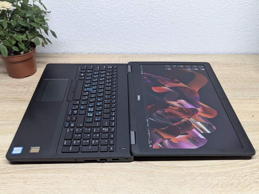 Уцінка! Ноутбук Б/В Dell Latitude E5570, Intel Core i5-6300U, DDR4 8 GB, SSD 128GB, 15.6" Full HD