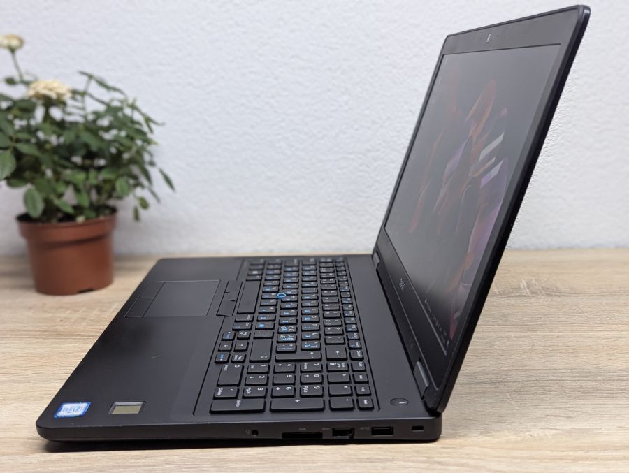 Уцінка! Ноутбук Б/В Dell Latitude E5570, Intel Core i5-6300U, DDR4 8 GB, SSD 128GB, 15.6" Full HD