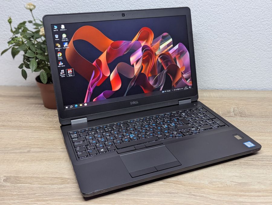 Уцінка! Ноутбук Б/В Dell Latitude E5570, Intel Core i5-6300U, DDR4 8 GB, SSD 128GB, 15.6" Full HD