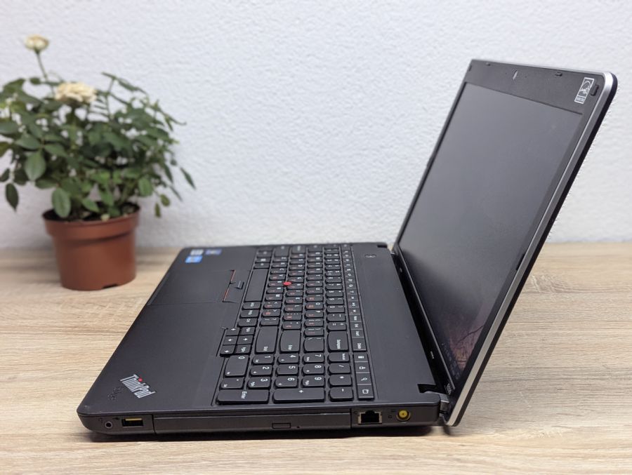 Ноутбук Б/В Lenovo Think Pad Edge E530, Intel Core i3-3120M, DDR3 8 GB, SSD 128GB, NVIDIA GeForce GT 610M 1Gb, 15.6"