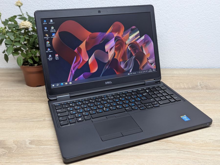 Уцінка! Ноутбук Б/В Dell Latitude E5550, Intel Core i5-5300U, DDR3 8 GB, SSD 128GB, 15.6" HD