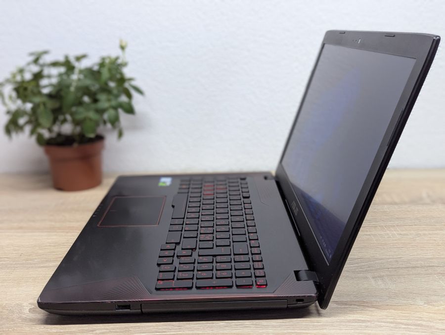 Ноутбук Б/В ASUS Strix GL553VE, Intel Core i7-7700HQ, DDR4 16 GB, SSD 256GB + HDD 320GB, NVIDIA GeForce GTX 1050 4Gb, 15.6" Full HD