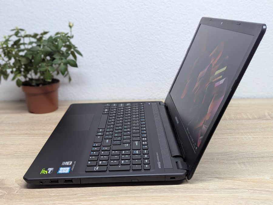 Ноутбук Б/В Medion Erazer P6661, Intel Core i7-6500U, DDR3 16 GB, SSD 128GB + HDD 1TB, NVIDIA GeForce GTX 950M 2Gb, 15.6" Full HD