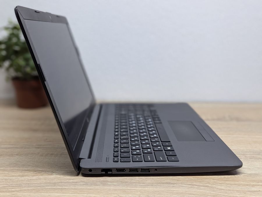 Ноутбук Б/В HP Notebook 255 G7, AMD Ryzen 3 2200U, DDR4 8 GB, SSD 128GB, AMD Radeon Vega, 15.6" Full HD