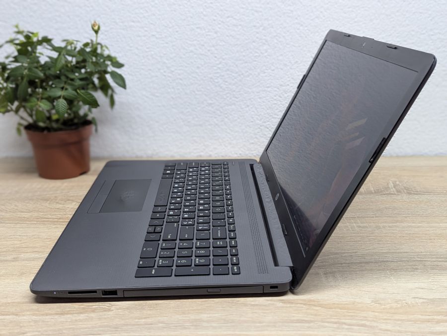 Ноутбук Б/В HP Notebook 255 G7, AMD Ryzen 3 2200U, DDR4 8 GB, SSD 128GB, AMD Radeon Vega, 15.6" Full HD