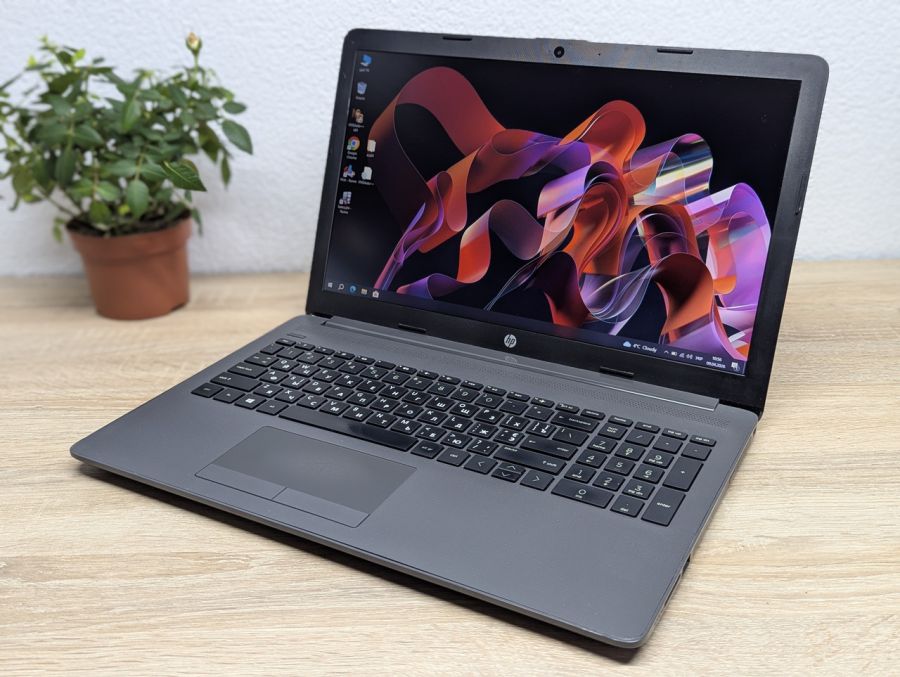 Ноутбук Б/В HP Notebook 255 G7, AMD Ryzen 3 2200U, DDR4 8 GB, SSD 128GB, AMD Radeon Vega, 15.6" Full HD