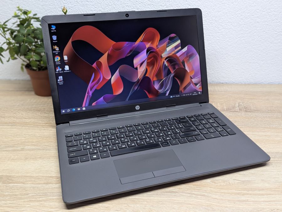 Ноутбук Б/В HP Notebook 255 G7, AMD Ryzen 3 2200U, DDR4 8 GB, SSD 128GB, AMD Radeon Vega, 15.6" Full HD