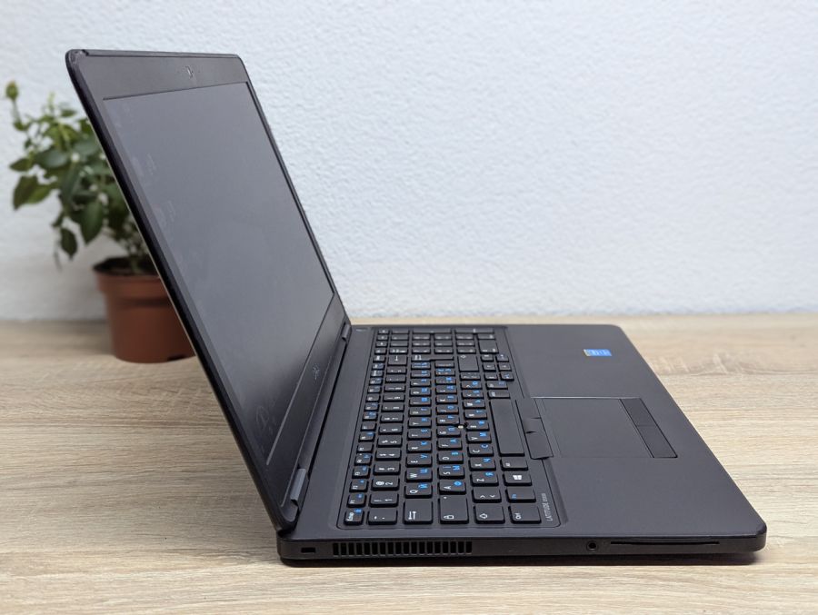 Ноутбук Б/В Dell Latitude E5550, Intel Core i5-5300U, DDR3 8 GB, SSD 128GB, 15.6" HD