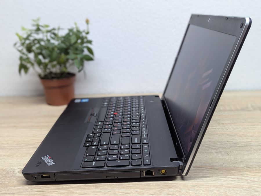 Ноутбук Б/В Lenovo Think Pad Edge E530, Intel Core i3-3120M, DDR3 8GB, HDD 500GB, NVIDIA GeForce GT 610M 1GB, 15.6"