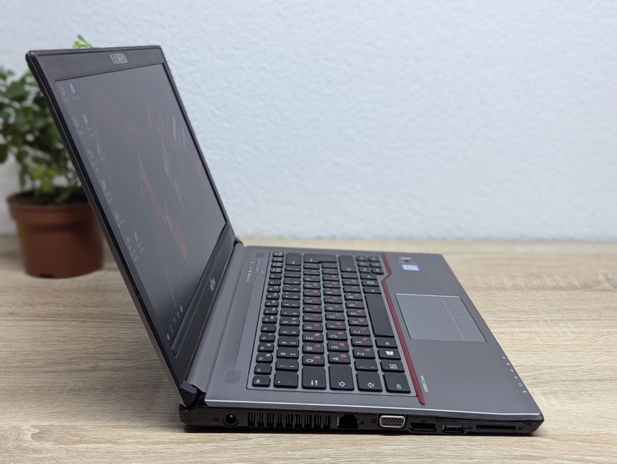 Ноутбук Б/В Fujitsu LifeBook E746, Intel Core i5-6200U, DDR4 8 GB, SSD 128GB, 14" Full HD