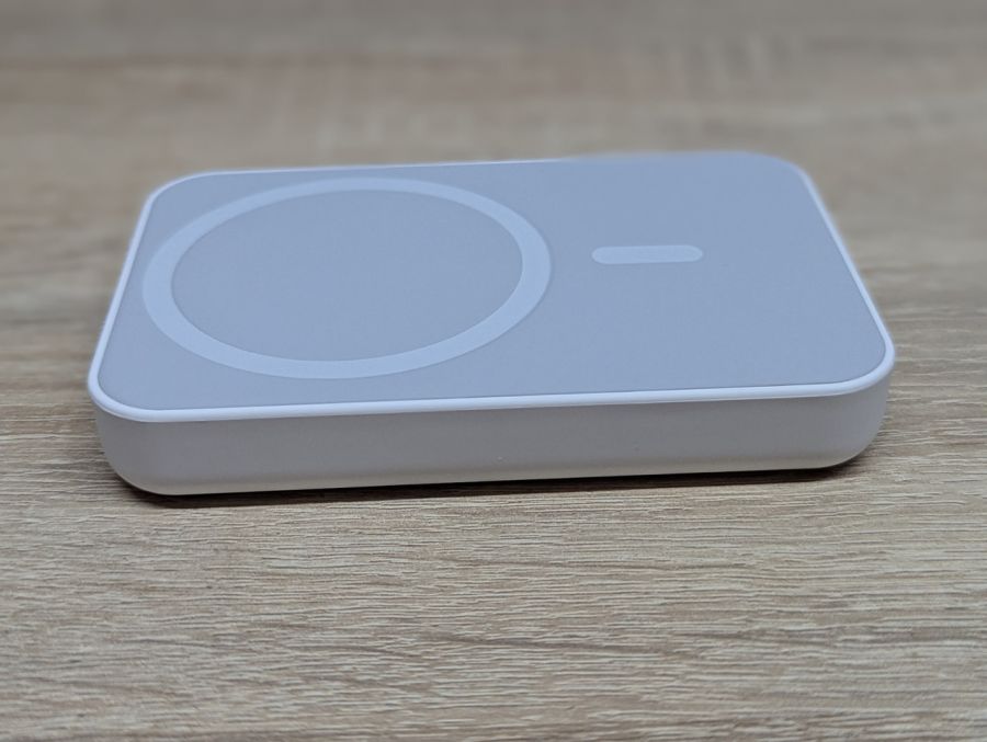 Новий Зарядний пристрій з магнітним кріпленням MagSafe