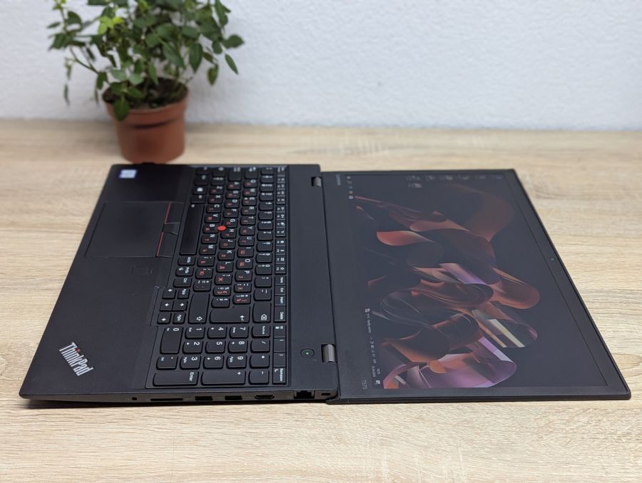 Ноутбук Б/В Lenovo ThinkPad T570, Intel Core i5-7300U, DDR4 8 GB, SSD 256GB, 15.6" Full HD