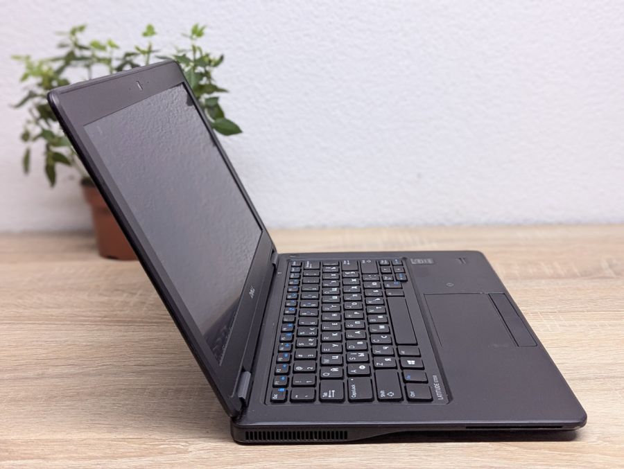 Ноутбук Б/В Dell Latitude E7250, Intel Core i5-5200U, DDR3 8 GB, SSD 128GB, 17.3" HD Сенсор