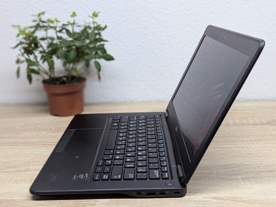 Ноутбук Б/В Dell Latitude E7250, Intel Core i5-5200U, DDR3 8 GB, SSD 128GB, 17.3" HD Сенсор