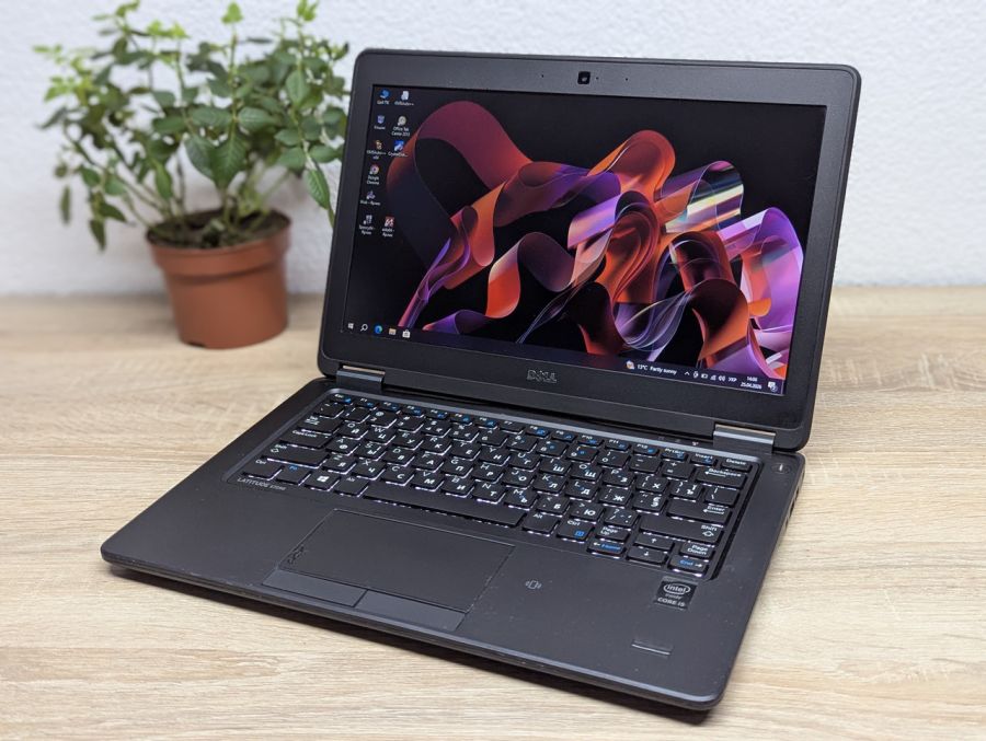Ноутбук Б/В Dell Latitude E7250, Intel Core i5-5200U, DDR3 8 GB, SSD 128GB, 17.3" HD Сенсор