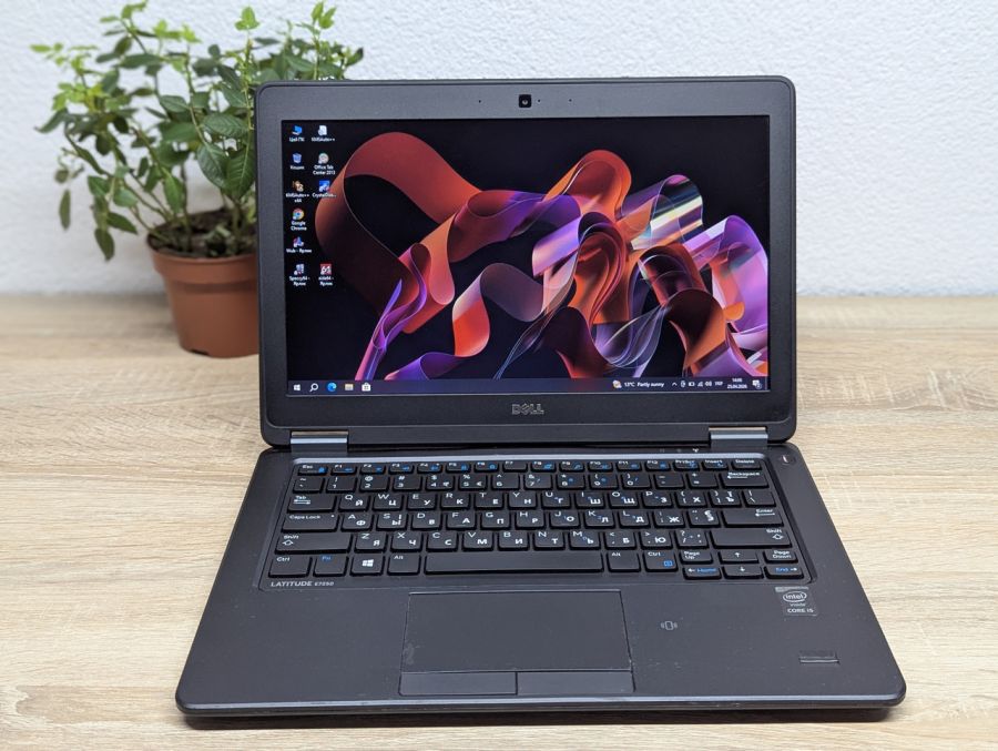 Ноутбук Б/В Dell Latitude E7250, Intel Core i5-5200U, DDR3 8 GB, SSD 128GB, 17.3" HD Сенсор