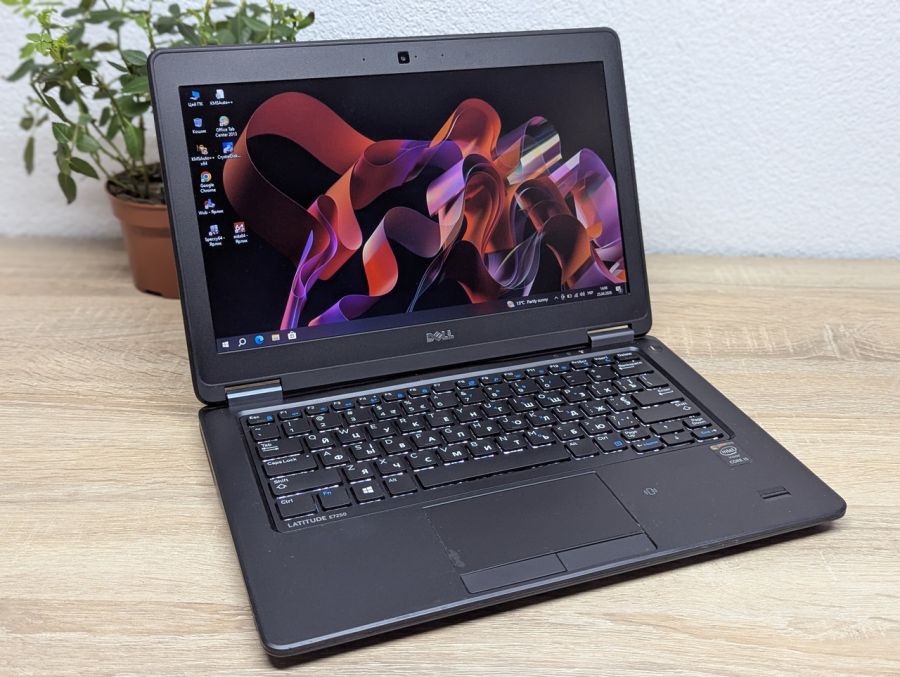 Ноутбук Б/В Dell Latitude E7250, Intel Core i5-5200U, DDR3 8 GB, SSD 128GB, 17.3" HD Сенсор