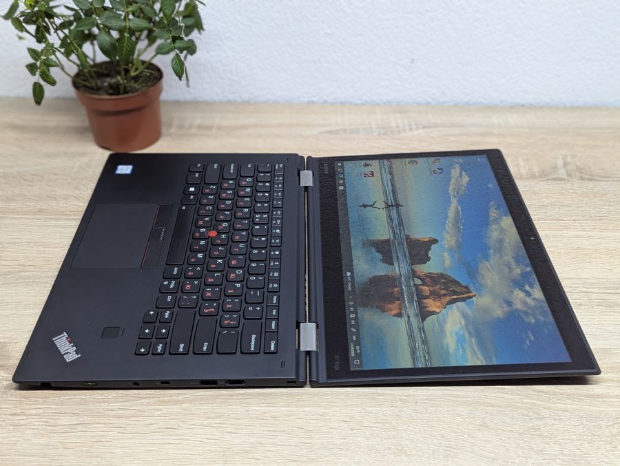 Ноутбук Б/В Lenovo X1 Yoga, Intel Core i5-7200U, DDR3, SSD 256GB, 14" Full HD Сенсор