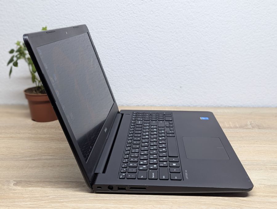 Ноутбук Б/В Dell Latitude 3550, Intel Core i5-5200U, DDR3 8 GB, SSD 128GB, NVIDIA GeForce 830M 2Gb, 15.6" Full HD