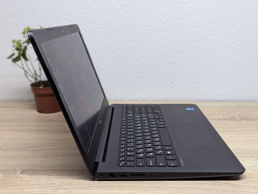Ноутбук Б/В Dell Latitude 3550, Intel Core i5-5200U, DDR3 8 GB, SSD 256GB, NVIDIA GeForce 830M 2Gb, 15.6" Full HD