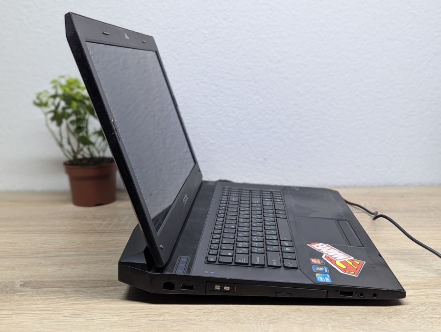 Ноутбук Б/В ASUS J73J, Intel Core i7-720QM, DDR3 6 GB, SSD 256GB + SSD 500GB, AMD Radeon HD 5800 1Gb, 17.3" HD