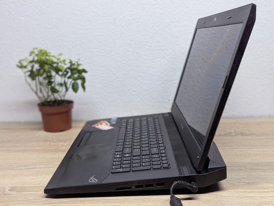 Ноутбук Б/В ASUS J73J, Intel Core i7-720QM, DDR3 6 GB, SSD 256GB + SSD 500GB, AMD Radeon HD 5800 1Gb, 17.3" HD