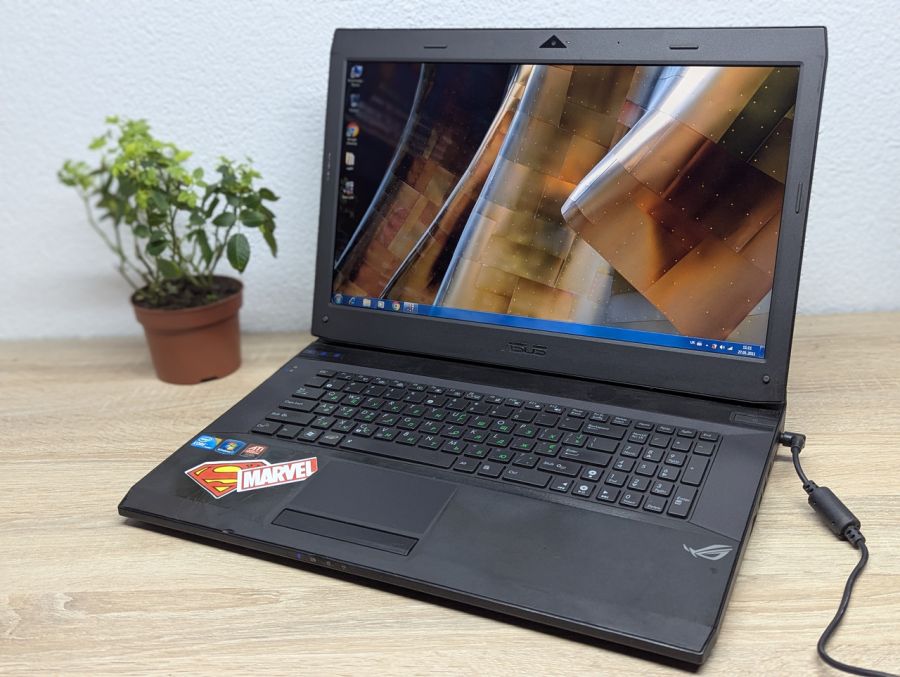 Ноутбук Б/В ASUS J73J, Intel Core i7-720QM, DDR3 6 GB, SSD 256GB + SSD 500GB, AMD Radeon HD 5800 1Gb, 17.3" HD