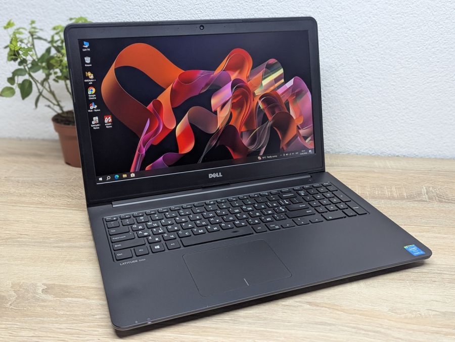 Ноутбук Б/В Dell Latitude 3550, Intel Core i5-5200U, DDR3 8 GB, SSD 128GB, 15.6" Full HD