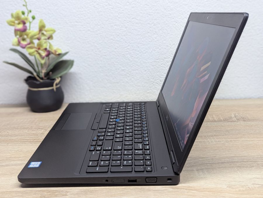 Ноутбук Б/В Dell Latitude 5580, Intel Core i5-6300U, DDR4 8 GB, SSD 256GB, 15.6" HD