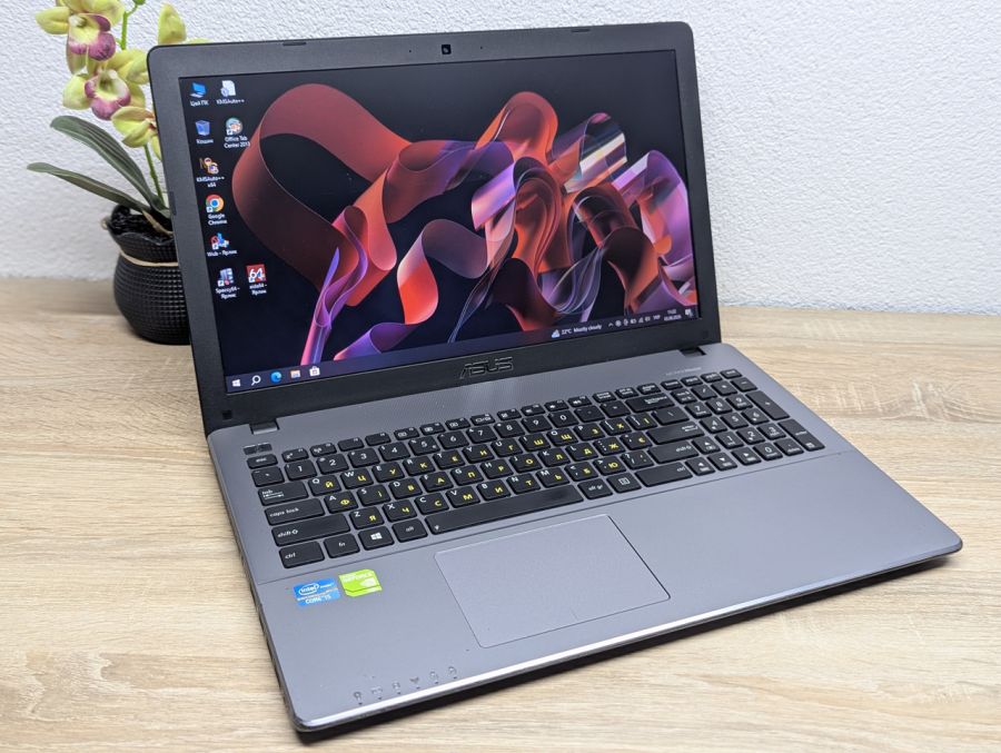 Ноутбук Б/В ASUS X550V, Intel Core i5-3230M, DDR3 8 GB, SSD 256GB, NVIDIA GeForce GT 720M 2Gb, 15.6"