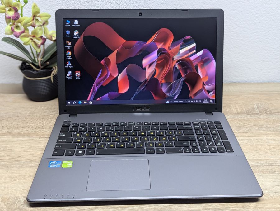 Ноутбук Б/В ASUS X550V, Intel Core i5-3230M, DDR3 8 GB, SSD 256GB, NVIDIA GeForce GT 720M 2Gb, 15.6"