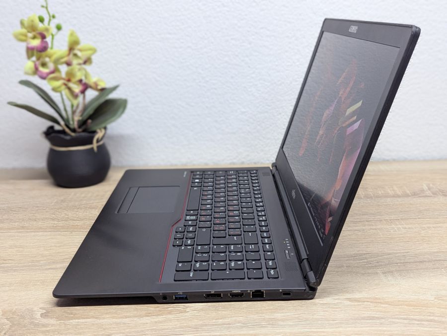 Ноутбук Б/В Fujitsu U758, Intel Core i5-7300U, DDR4 8GB, SSD 128GB, 15.6" Full HD