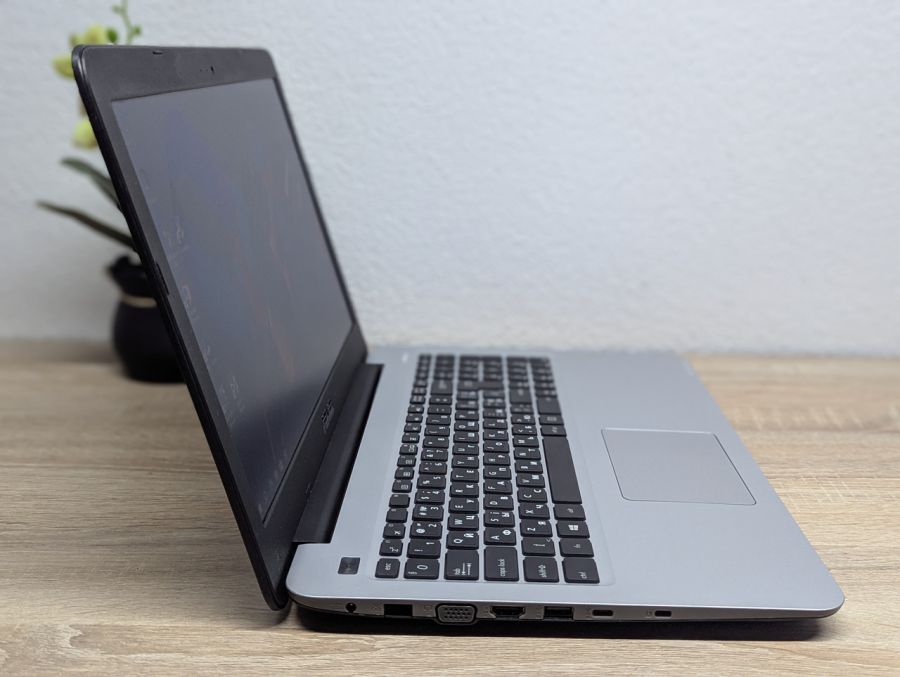 Ноутбук Б/В ASUS Vivobook X556U, Intel Core i5-6200U, DDR3 8 GB, SSD 128GB, 15.6" HD