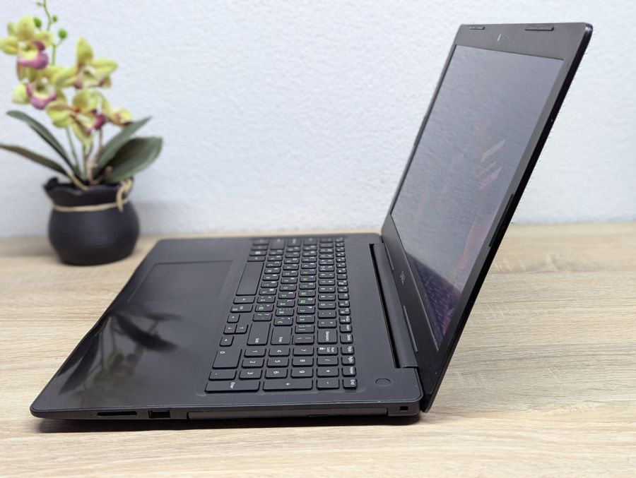 Ноутбук Б/В Dell Inspiron 5570, Intel Core i3-6006U, DDR4 8 GB, SSD 128GB, AMD Radeon 530 2Gb, 15.6" Full HD