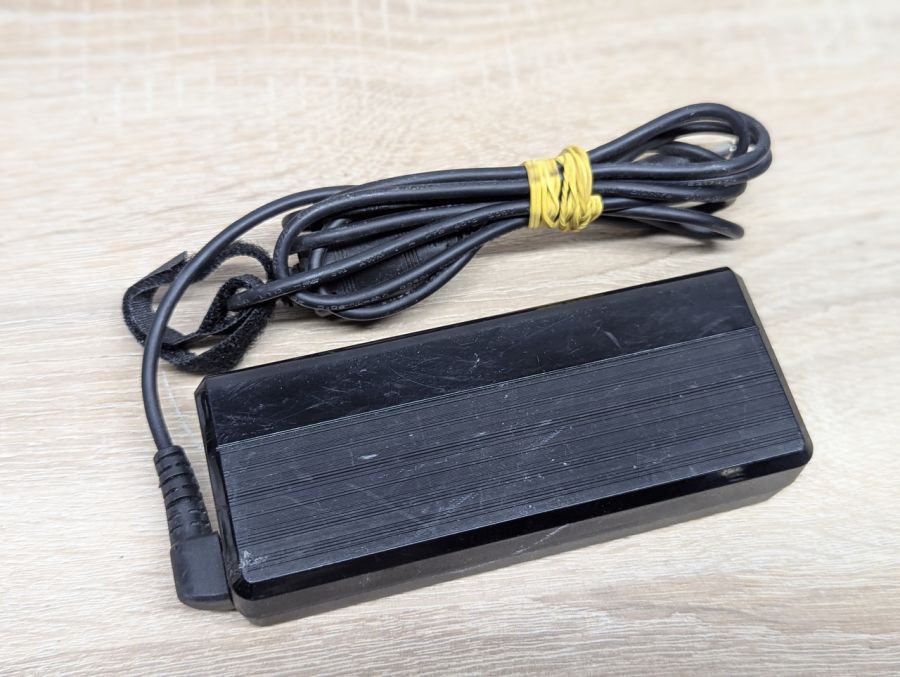 Б/В Блок живлення Huntkey 90.0 Вт,19.0 В ,4.74 А,5.5 x 2.5 мм