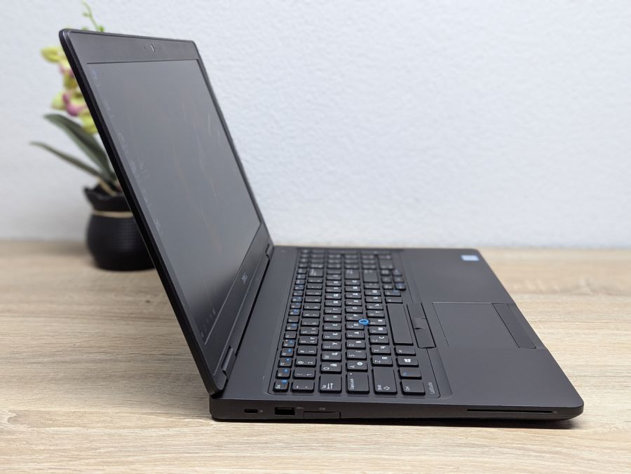 Ноутбук Б/В Dell Latitude 5580, Intel Core i5-6300U, DDR4 8 GB, SSD 256GB, 15.6" Full HD