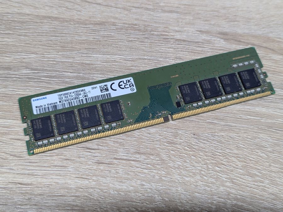 Б/В Оперативна пам'ять Samsung DDR4 16Gb 3200 MHz UDIMM [ProductHub SKU M378A2G43BB3]