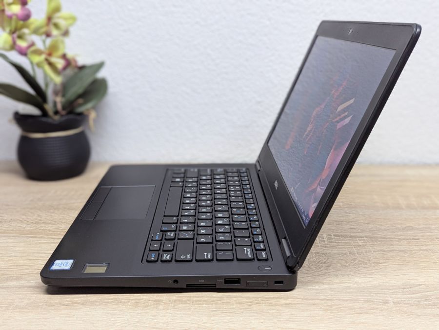 Ноутбук Б/В Dell Latitude E5270, Intel Core i5-6300U, DDR4 8 GB, SSD 256GB, 12" HD