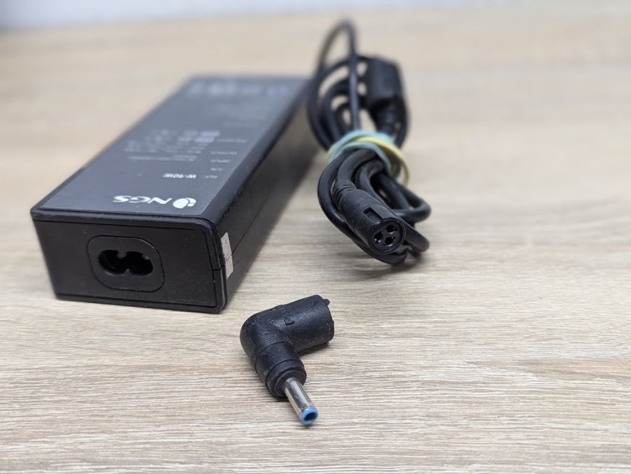 Б/В Універсальний блок живлення NGS W-90W,19.5V,4.62A,4.5 x 3.0 мм
