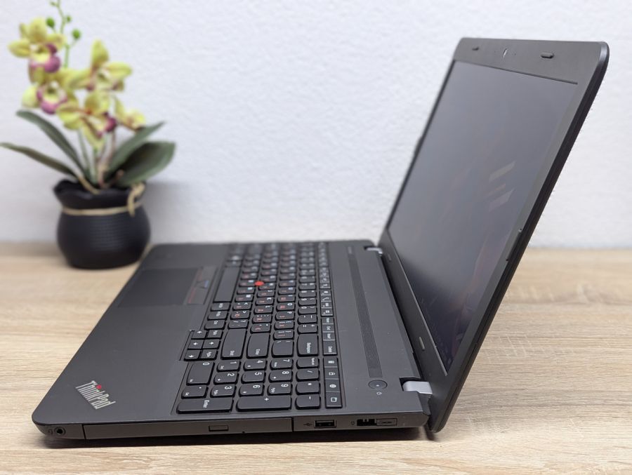 Ноутбук Б/В Lenovo E550, Intel Core i3-5005U, DDR3 8 GB, SSD 128GB, 15.6" HD