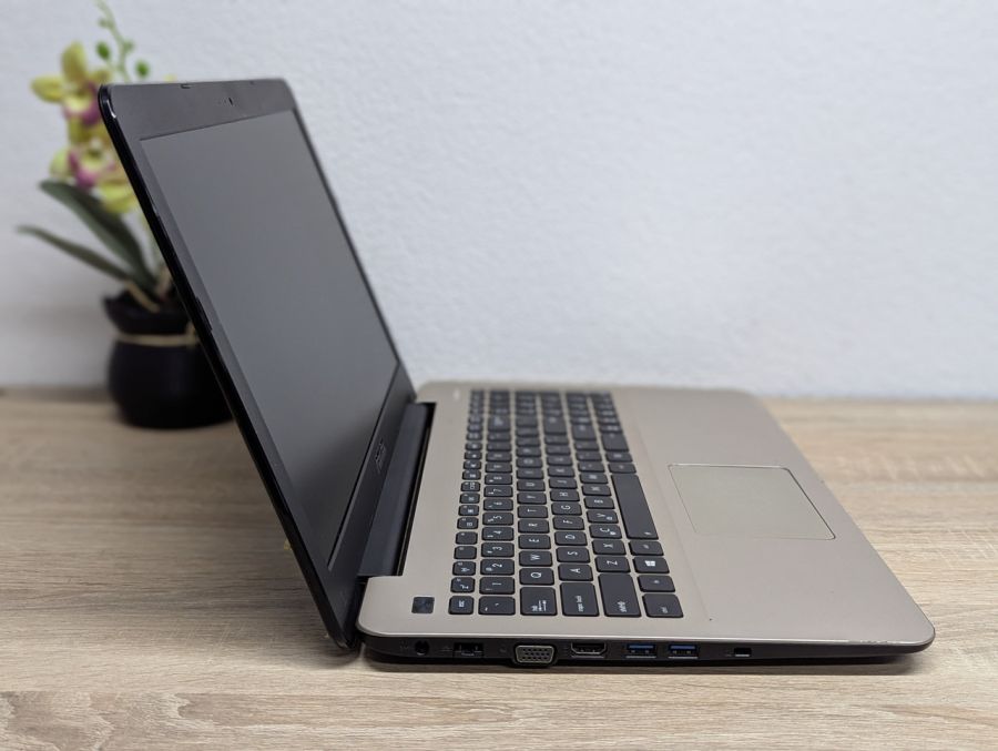 Б/В Ноутбук Asus R556L під відновлення або розбір