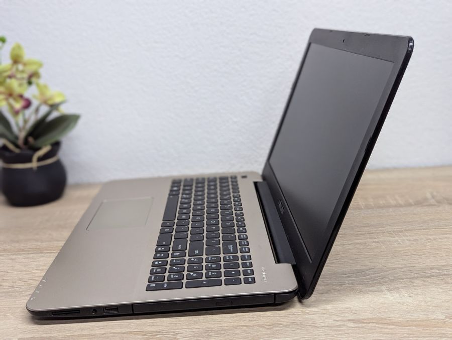 Б/В Ноутбук Asus R556L під відновлення або розбір
