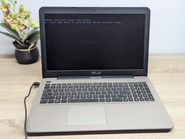 Б/В Ноутбук Asus R556L під відновлення або розбір